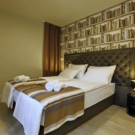 Luxury לינה וארוחת בוקר 4*